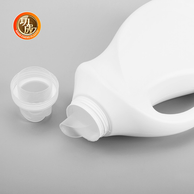 Półprzezroczyste plastikowe butelki z detergentem z śrubokrętką