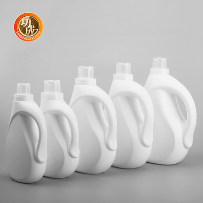 Półprzezroczyste plastikowe butelki z detergentem z śrubokrętką