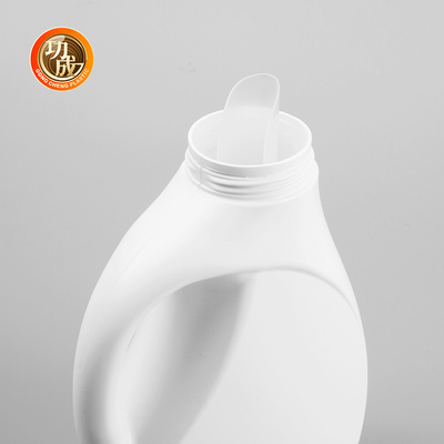 Półprzezroczyste plastikowe butelki z detergentem z śrubokrętką
