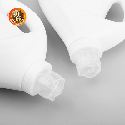 Półprzezroczyste plastikowe butelki z detergentem z śrubokrętką